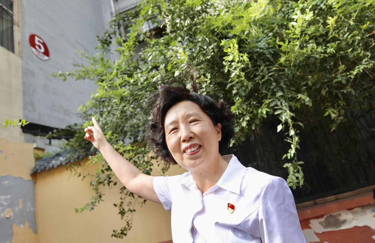 樓號牌很快就能貼完…"小巷總理"的樸素心愿 - 濟南社.